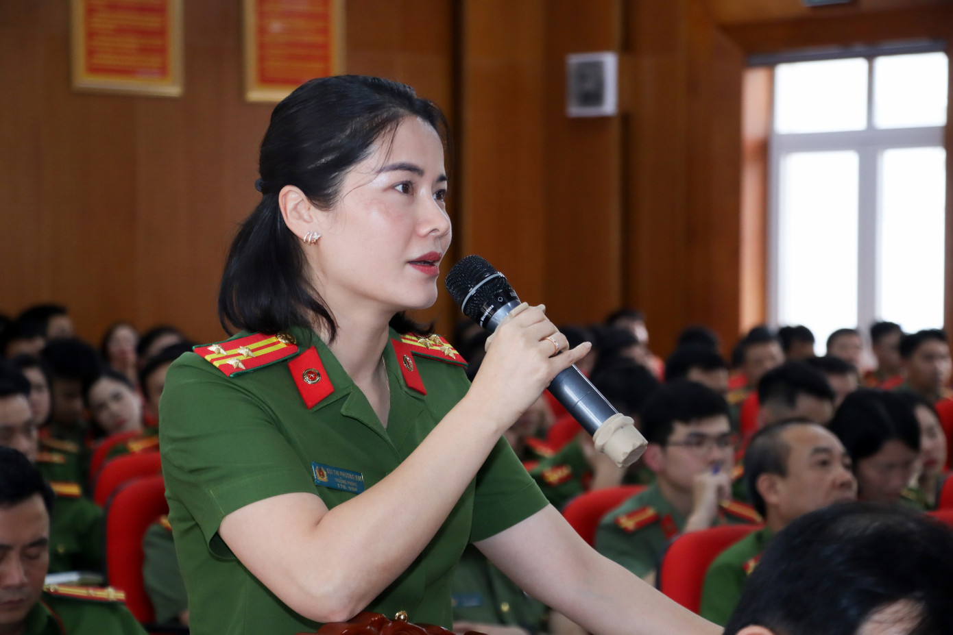 Thượng tá Bùi Thị Phương Mai - Trưởng Phòng CS QLHC về TTXH giải đáp câu hỏi của đoàn viên thanh niên.