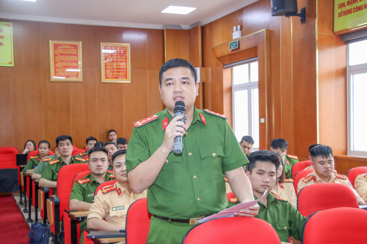 Trưởng Công an phường Việt Hưng đặt câu hỏi tại Hội nghị.