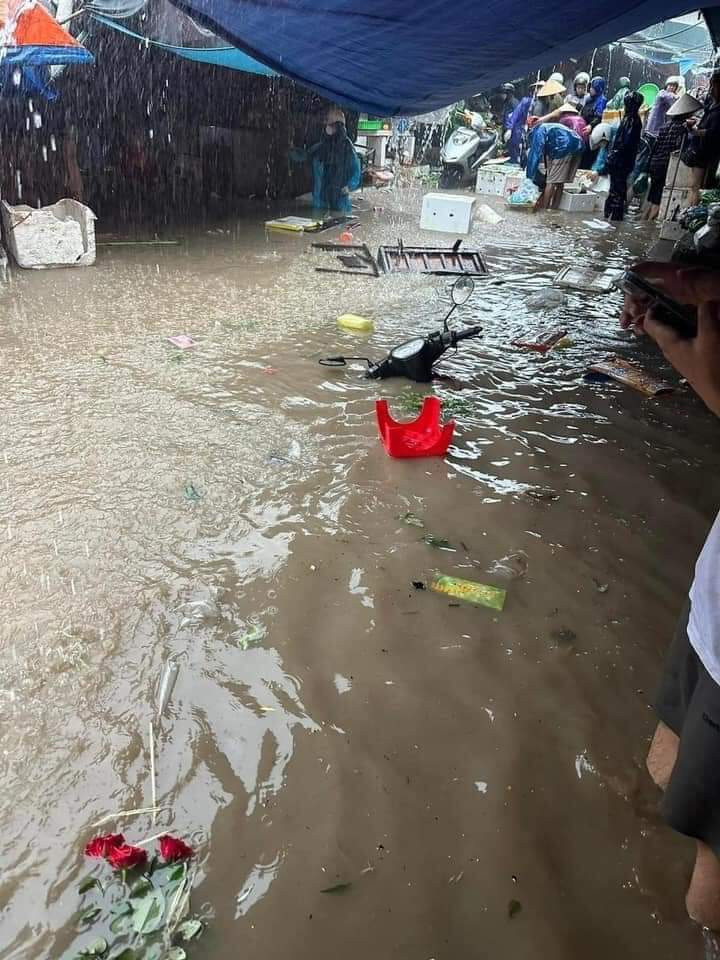 Nước dâng lên khiến nhiều nơi phải chịu cảnh ngập úng giữa mùa hè.