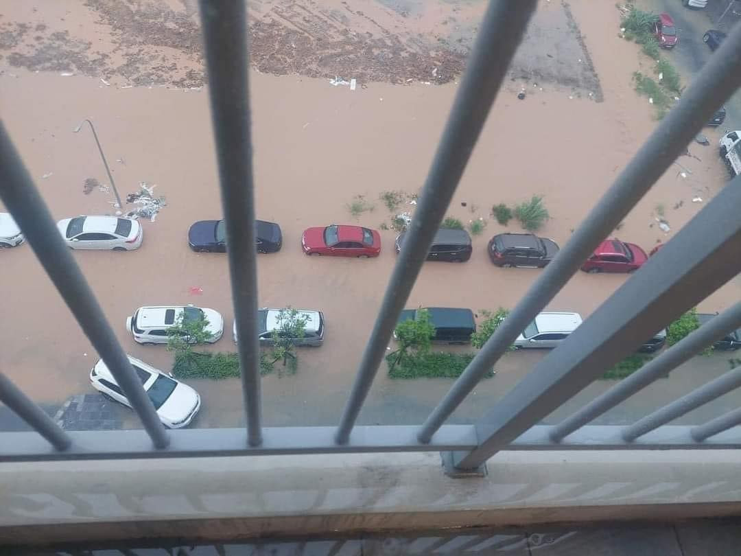 Một số tuyến phố phải đặt biển cảnh báo nước ngập sâu không di chuyển.