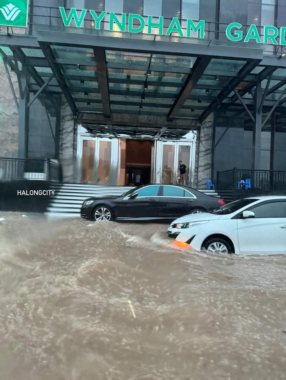 Theo Đài Khí tượng Thủy văn Quảng Ninh, trong các giờ tới, tại các khu vực trong tỉnh tiếp tục có mưa, mưa vừa, mưa to, tiềm ẩn nguy cơ sạt lở, sụt lún đất trên các suối nhỏ, khe núi, đường giao thông, nơi có công trình thi công.