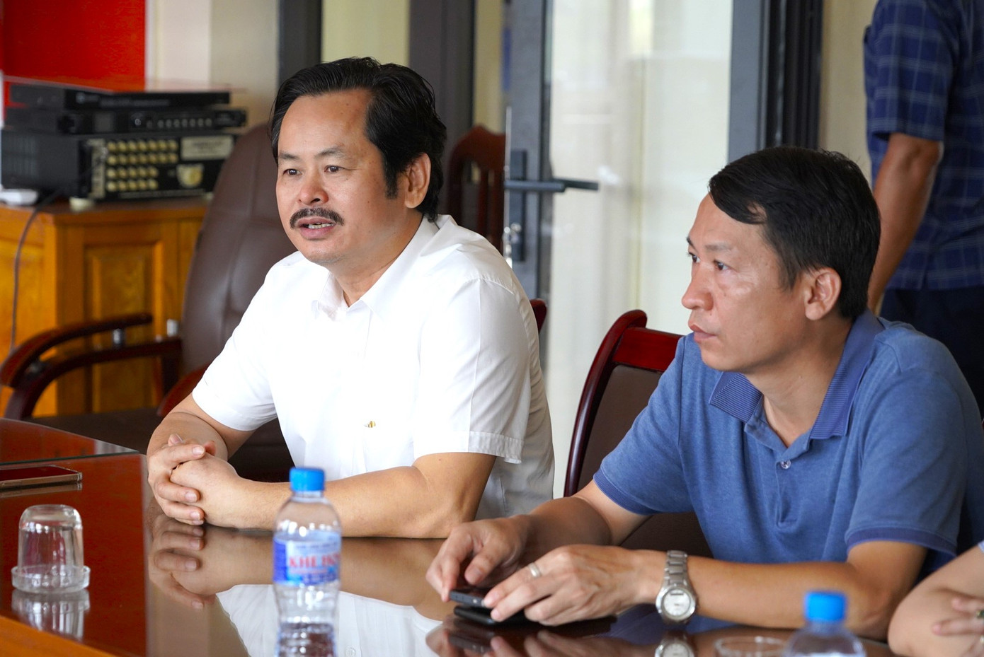 Ông Nguyễn Huy Hoàng - Chủ tịch Công đoàn Công ty Cổ phần Đầu tư Văn Phú - Invest (người mặc áo trắng) tại buổi làm việc.