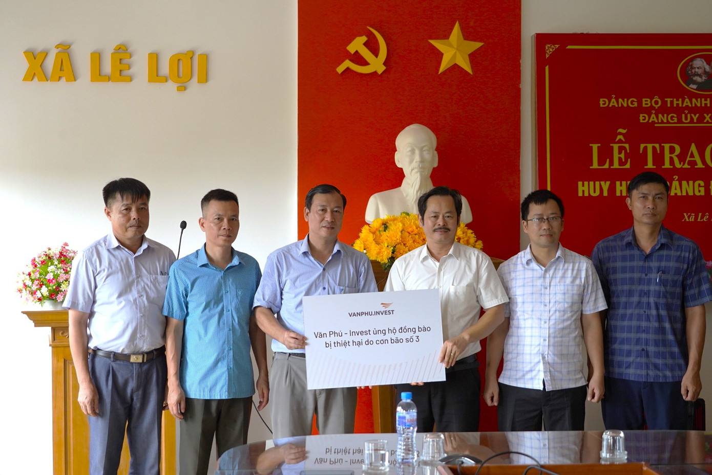 Công ty CP Đầu tư Văn Phú – Invest hỗ trợ xã Lê Lợi sau bão YAGI.