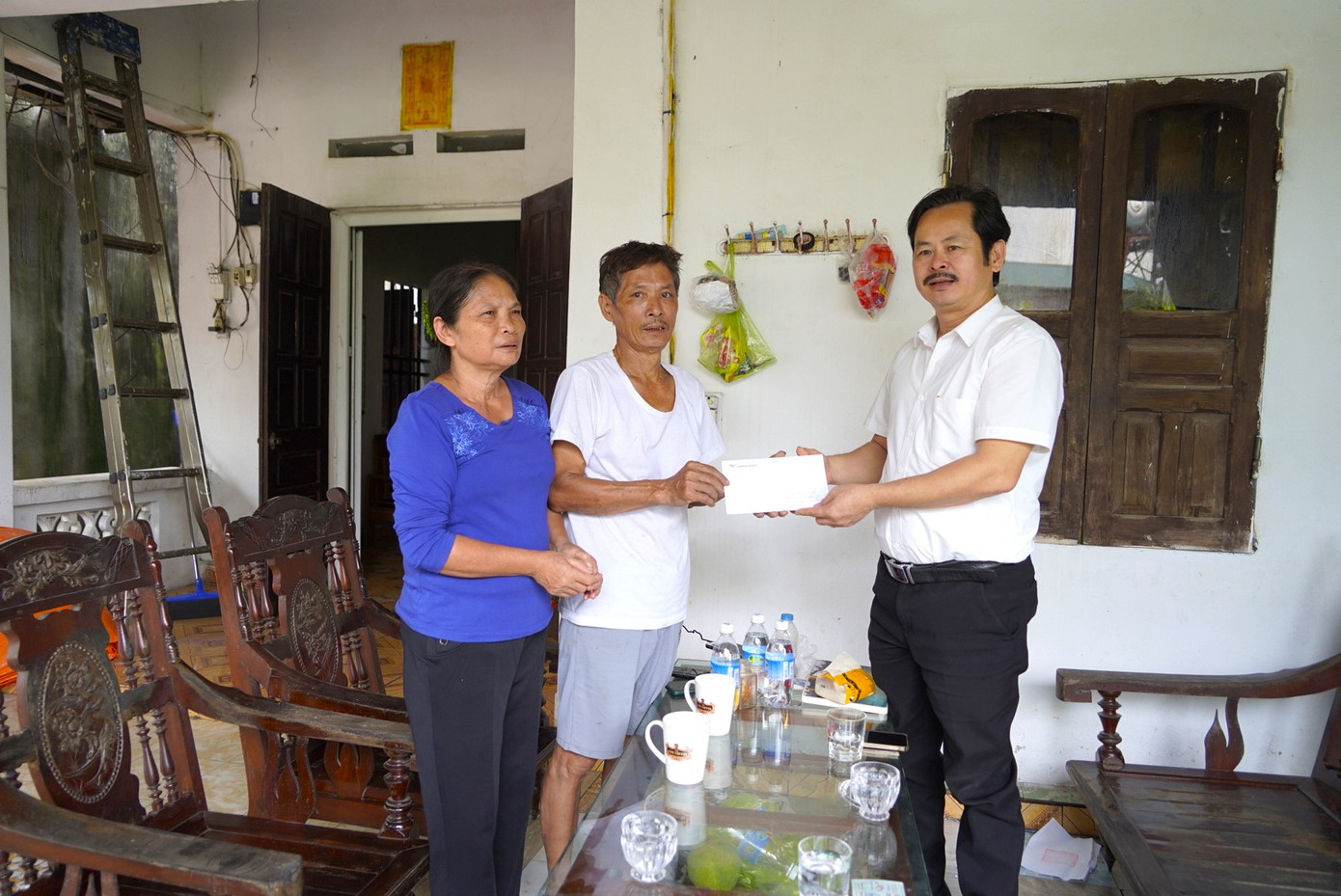 Ông Nguyễn Huy Hoàng - Chủ tịch Công đoàn Công ty Cổ phần Đầu tư Văn Phú - Invest trao hỗ trợ cho gia đình của nhân viên công ty bị thiệt hại do bão.