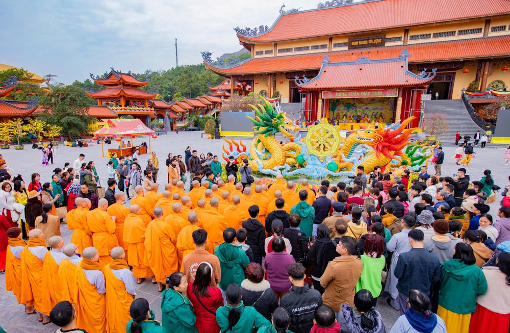 Gần 100 nghìn du khách, phật tử đến chùa Ba Vàng dịp Tết Nguyên đán Giáp Thìn.