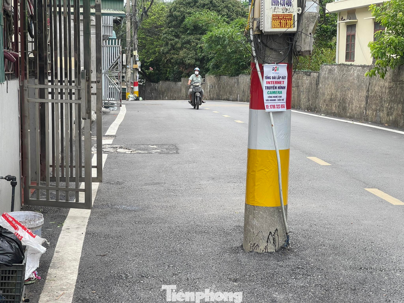 Đã hơn nửa năm sau khi dự án hoàn thành, hàng cột điện vẫn án ngữ giữa đường khiến nhiều tai nạn giao thông xảy ra tại khu vực này. Những gia đình có cột điện chắn ngang trước cửa mỗi khi di chuyển xe cộ, đồ vật ra vào nhà rất khó khăn. Đã hơn nửa năm sau khi dự án hoàn thành, hàng cột điện vẫn án ngữ giữa đường khiến nhiều tai nạn giao thông xảy ra tại khu vực này. Những gia đình có cột điện chắn ngang trước cửa mỗi khi di chuyển xe cộ, đồ vật ra vào nhà rất khó khăn.