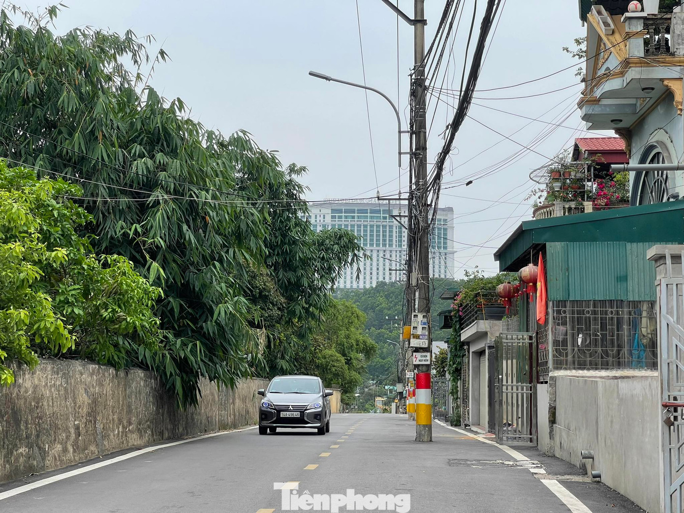 Dự án do Ban quản lý dự án đầu tư xây dựng TP Hạ Long làm chủ đầu tư với kinh phí 16.9 tỷ đồng. 75 hộ dân sống hai bên mặt đường đã hiến hơn 4.700m2 đất để phục vụ việc mở rộng đường, thuận tiện đi lại. Dự án do Ban quản lý dự án đầu tư xây dựng TP Hạ Long làm chủ đầu tư với kinh phí 16.9 tỷ đồng. 75 hộ dân sống hai bên mặt đường đã hiến hơn 4.700m2 đất để phục vụ việc mở rộng đường, thuận tiện đi lại.