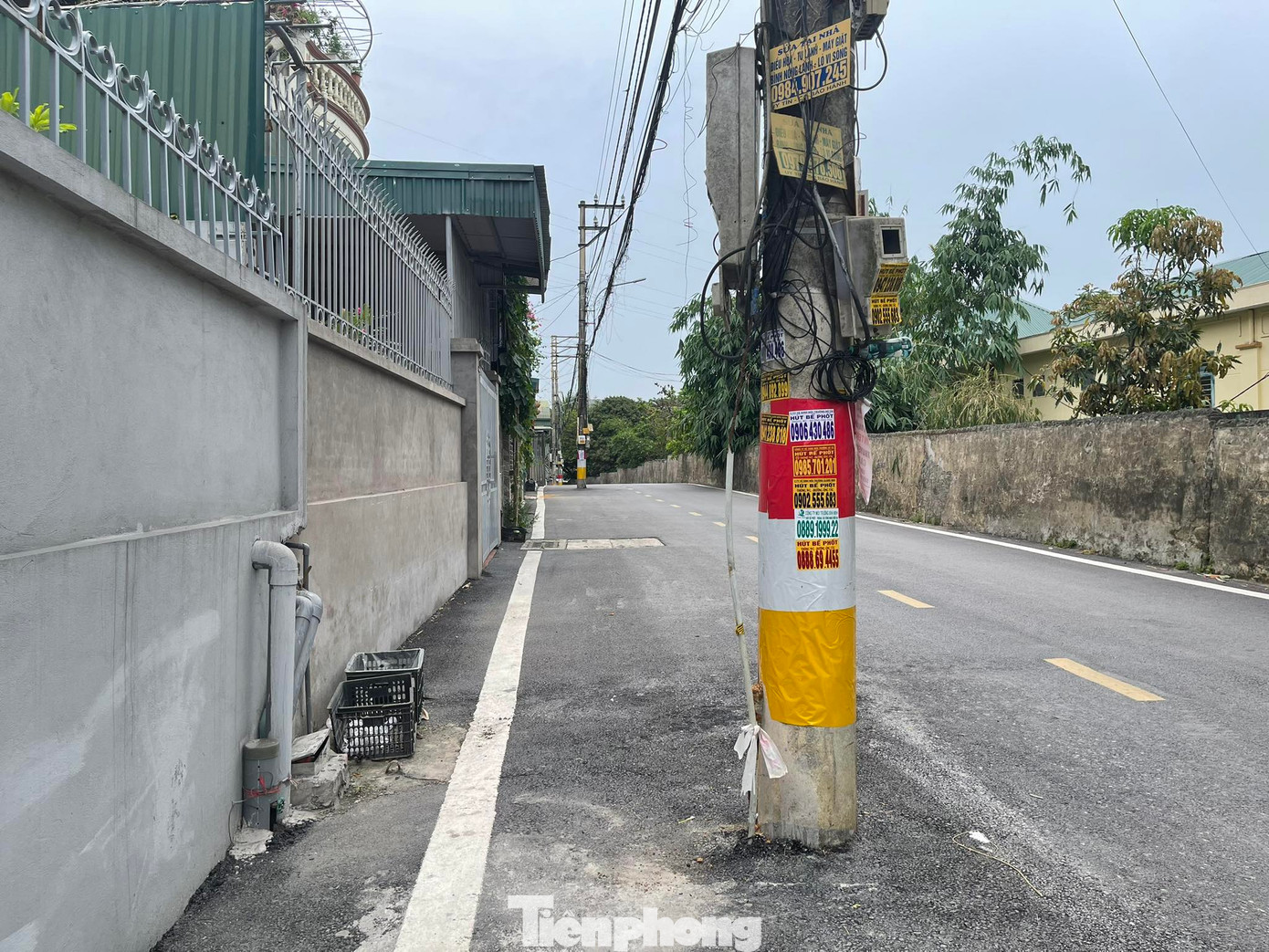 Cũng theo bà Phương, phía chủ đầu tư đã dán tấm phản quang vào thân cột điện để cảnh báo nguy hiểm cho người dân điều khiển phương tiện giao thông trên tuyến đường. Cũng theo bà Phương, phía chủ đầu tư đã dán tấm phản quang vào thân cột điện để cảnh báo nguy hiểm cho người dân điều khiển phương tiện giao thông trên tuyến đường.