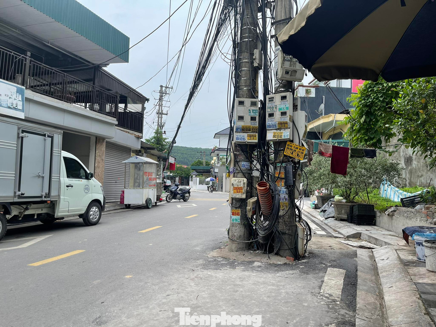 Nhưng oái oăm, sau khi tuyến đường sạch đẹp khang trang thì lộ ra hàng cột điện trung thế nằm chình ình giữa đường. Nhưng oái oăm, sau khi tuyến đường sạch đẹp khang trang thì lộ ra hàng cột điện trung thế nằm chình ình giữa đường.