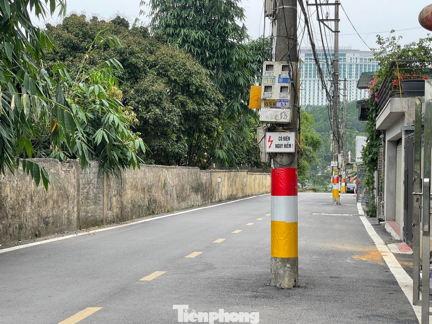 Chủ tịch UBND phường Hà Trung, TP Hạ Long, bà Nguyễn Lê Phương cho biết, trước đây những cột điện này nằm trên vỉa hè, sau khi người dân hiến đất làm đường rộng ra thì cột điện lại nằm giữa lòng đường. Chủ tịch UBND phường Hà Trung, TP Hạ Long, bà Nguyễn Lê Phương cho biết, trước đây những cột điện này nằm trên vỉa hè, sau khi người dân hiến đất làm đường rộng ra thì cột điện lại nằm giữa lòng đường.
