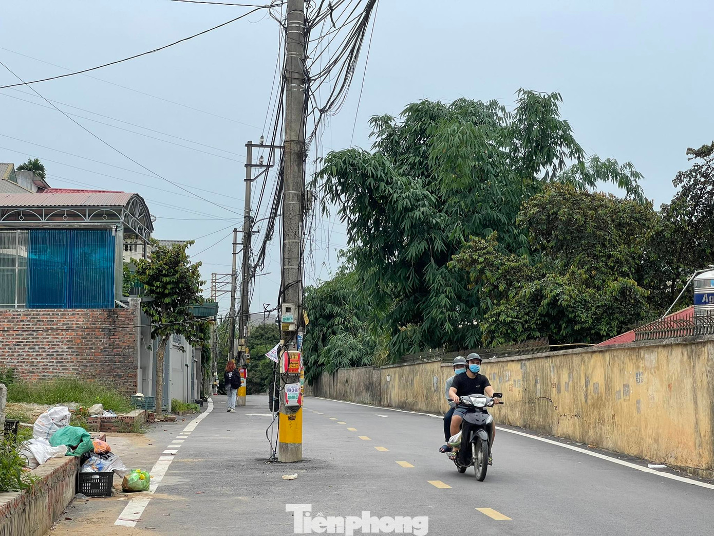 Trao đổi với lãnh đạo UBND TP Hạ Long, việc tồn tại của hàng cột điện này liên quan đến nguồn vốn. Do là cột điện trung thế, chi phí di dời tốn nhiều tiền hơn cột hạ thế nên thành phố phải cân đối lại ngân sách để lập dự án mới. Trao đổi với lãnh đạo UBND TP Hạ Long, việc tồn tại của hàng cột điện này liên quan đến nguồn vốn. Do là cột điện trung thế, chi phí di dời tốn nhiều tiền hơn cột hạ thế nên thành phố phải cân đối lại ngân sách để lập dự án mới.