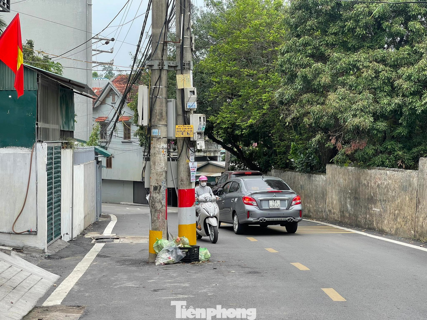 "Đường thiết kế 2 làn xe nhưng vướng hàng cột điện nên chỉ sử dụng được 1 làn. Ô tô đi qua phải tránh nhau như thời chưa làm đường. Dân chúng tôi góp tiền, hiến hàng nghìn mét vuông đất để thực hiện dự án nhưng đến nay con đường bị vướng bởi hàng cột điện. Nó đang gây khổ sở cho dân chúng tôi", ông Bùi Văn Hải, cư dân khu 3 phường Hà Trung nói. "Đường thiết kế 2 làn xe nhưng vướng hàng cột điện nên chỉ sử dụng được 1 làn. Ô tô đi qua phải tránh nhau như thời chưa làm đường. Dân chúng tôi góp tiền, hiến hàng nghìn mét vuông đất để thực hiện dự án nhưng đến nay con đường bị vướng bởi hàng cột điện. Nó đang gây khổ sở cho dân chúng tôi", ông Bùi Văn Hải, cư dân khu 3 phường Hà Trung nói.