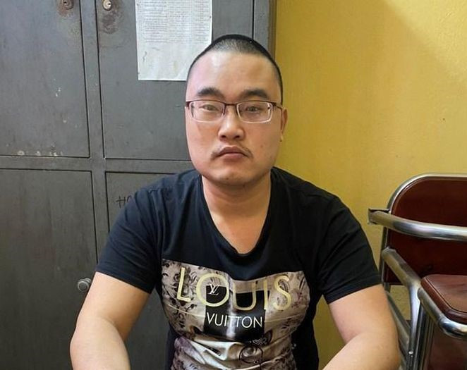 Long đã tráo đổi vỏ điện thoại, đồng hồ đã chuẩn bị từ trước rồi đưa ra nhiều lý do để không nhận hàng.