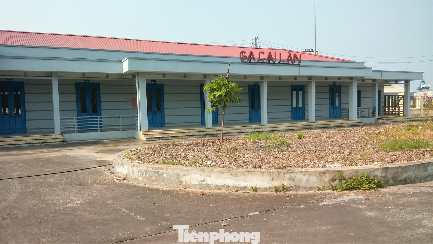 Ga Cái Lân bỏ hoang gần 20 năm nay không một chuyến tàu qua lại.