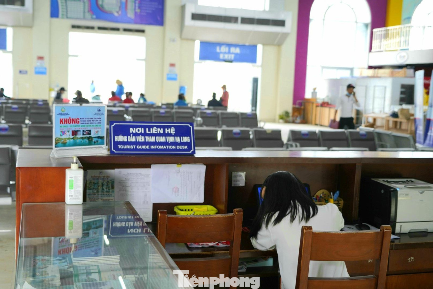 Nhân viên hướng dẫn chán nản ngồi gục mặt vào bàn làm việc