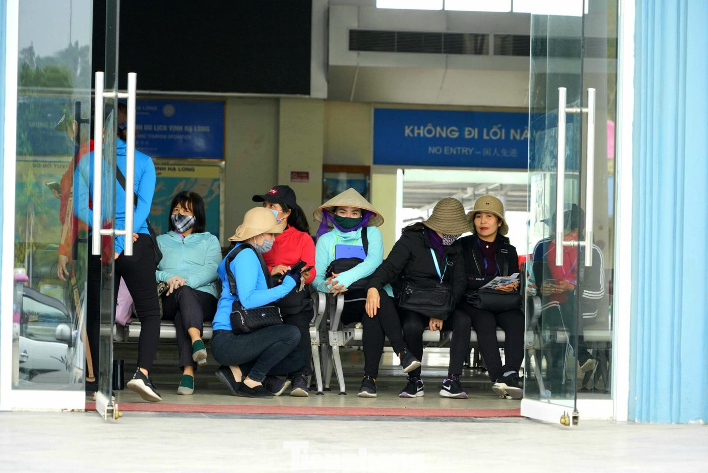 Các chủ tàu, môi giới vé ngồi túm tụm trò chuyện tại khu vực nhà chờ