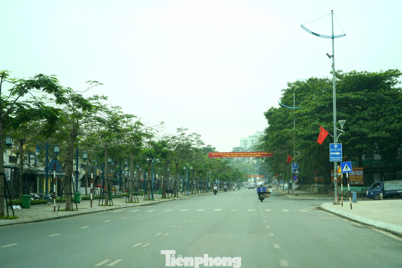 Đúng 8h sáng ngày cuối tuần nhưng đường Hạ Long, Bãi Cháy vắng bóng người qua lại