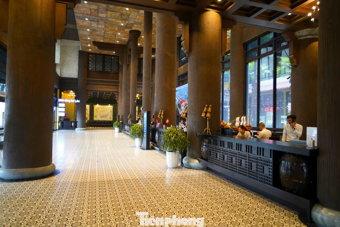 Bên trong, khu vực bán vé koong bóng du khách, chỉ xì xào to nhỏ tiếng các nhân viên rảnh rỗi cùng trò chuyện