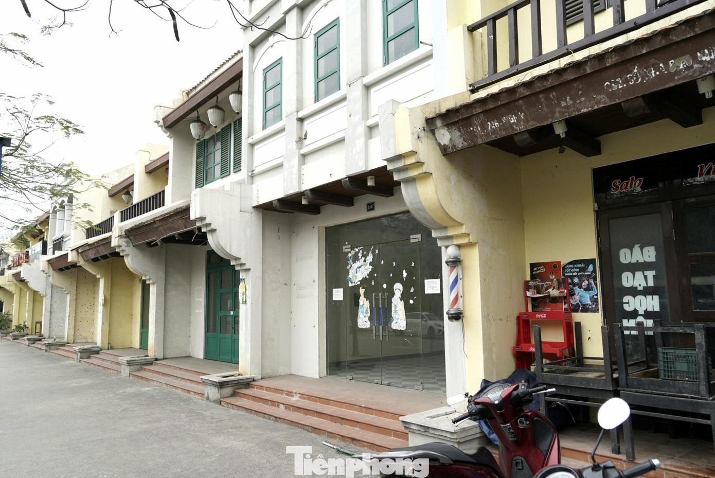 Trên bờ, hàng quán đóng cửa, không còn vẻ sầm uất, sôi động của khu phố đông đúc nhất Hạ Long