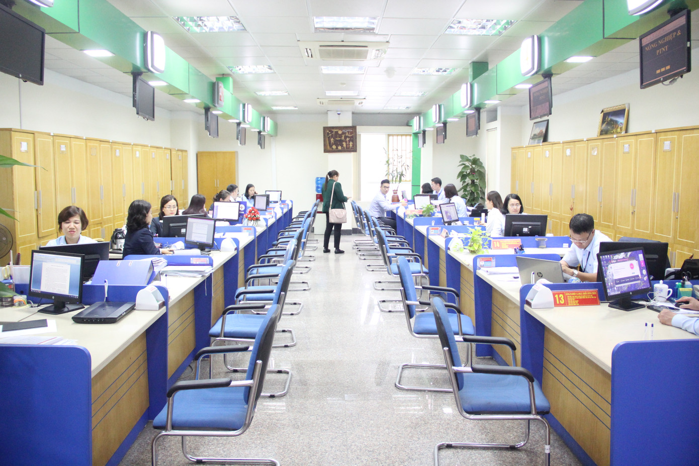 Những trường hợp xin thôi việc đa số là những người trẻ, có năng lực, trình độ, có kinh nghiệm công tác. Những trường hợp xin thôi việc đa số là những người trẻ, có năng lực, trình độ, có kinh nghiệm công tác.