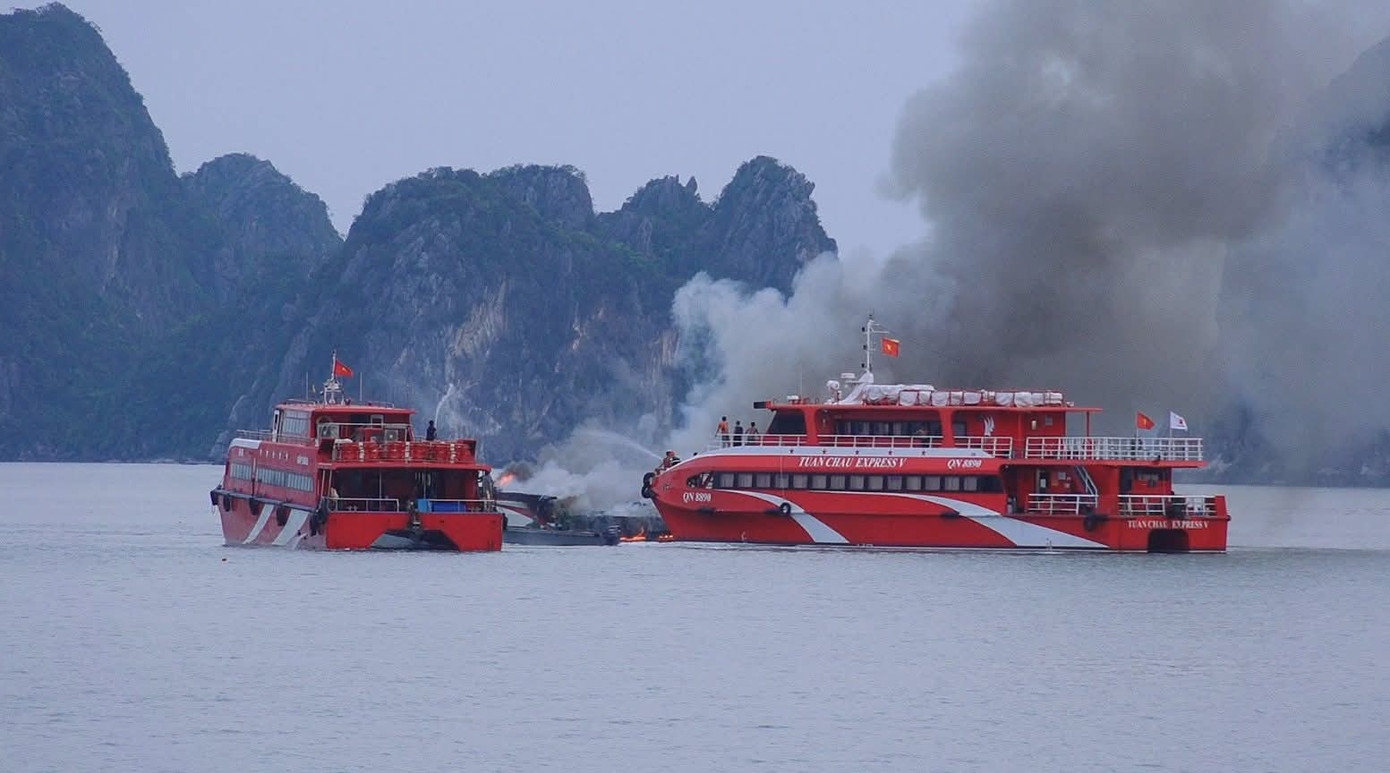 Tàu cao tốc Tuần Châu Hỗ trợ dập lửa Tàu cao tốc Tuần Châu Hỗ trợ dập lửa