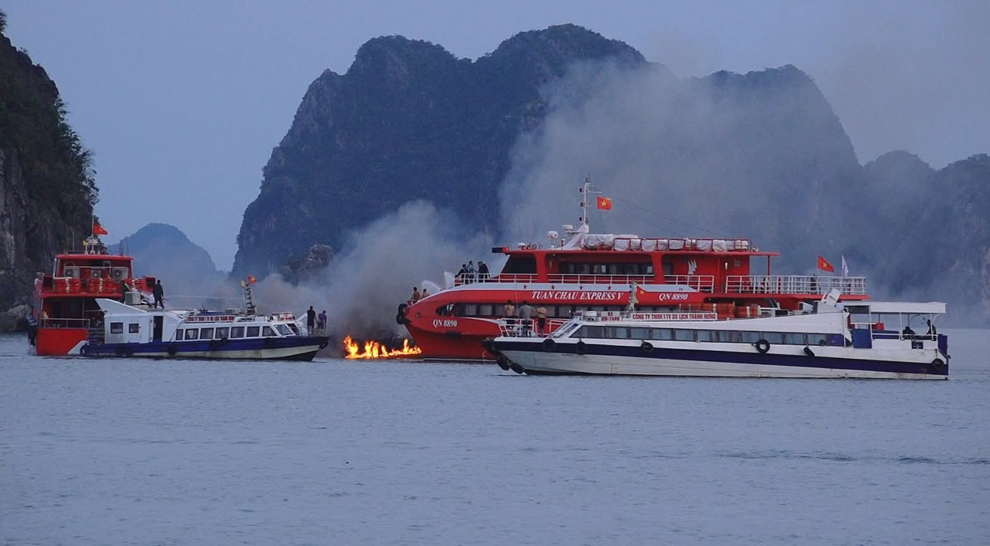 Theo thông tin ban đầu, vào khoảng 17h20, tàu cao tốc Tùng Dương 86 (thuộc Công ty lữ hành Vân Đồn, chuyên chở khách du lịch ) bất ngờ bốc cháy khi đang nạp dầu, cách bờ khoảng 400m. Thời điểm xảy ra vụ việc, trên tàu có 5 thuyền viên, không có hành khách. Theo thông tin ban đầu, vào khoảng 17h20, tàu cao tốc Tùng Dương 86 (thuộc Công ty lữ hành Vân Đồn, chuyên chở khách du lịch ) bất ngờ bốc cháy khi đang nạp dầu, cách bờ khoảng 400m. Thời điểm xảy ra vụ việc, trên tàu có 5 thuyền viên, không có hành khách.