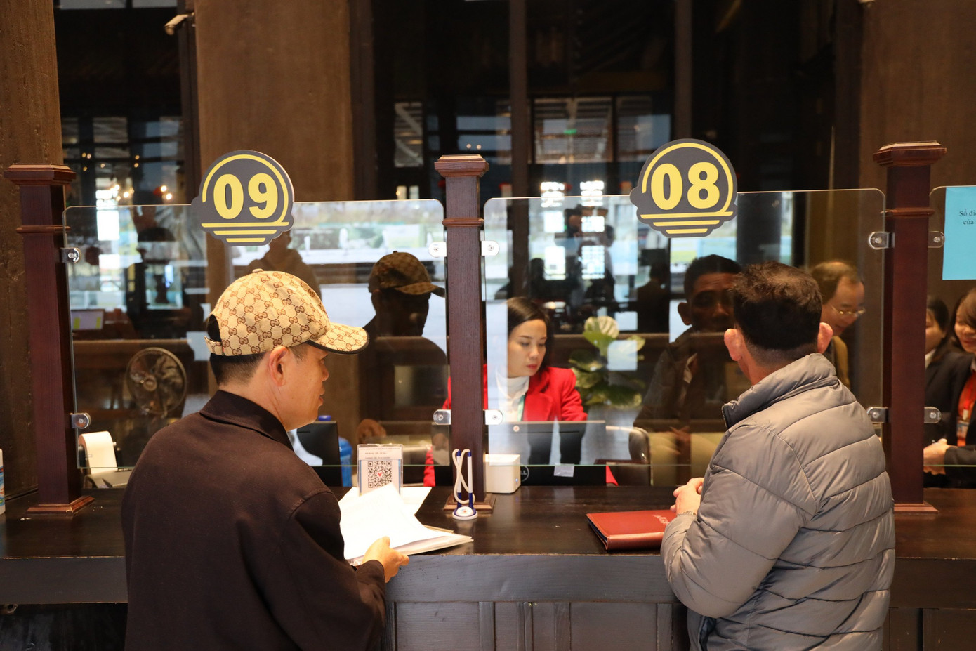 Đoàn khách 298 người đến từ Hàn Quốc làm thủ tục thăm vịnh Hạ Long.