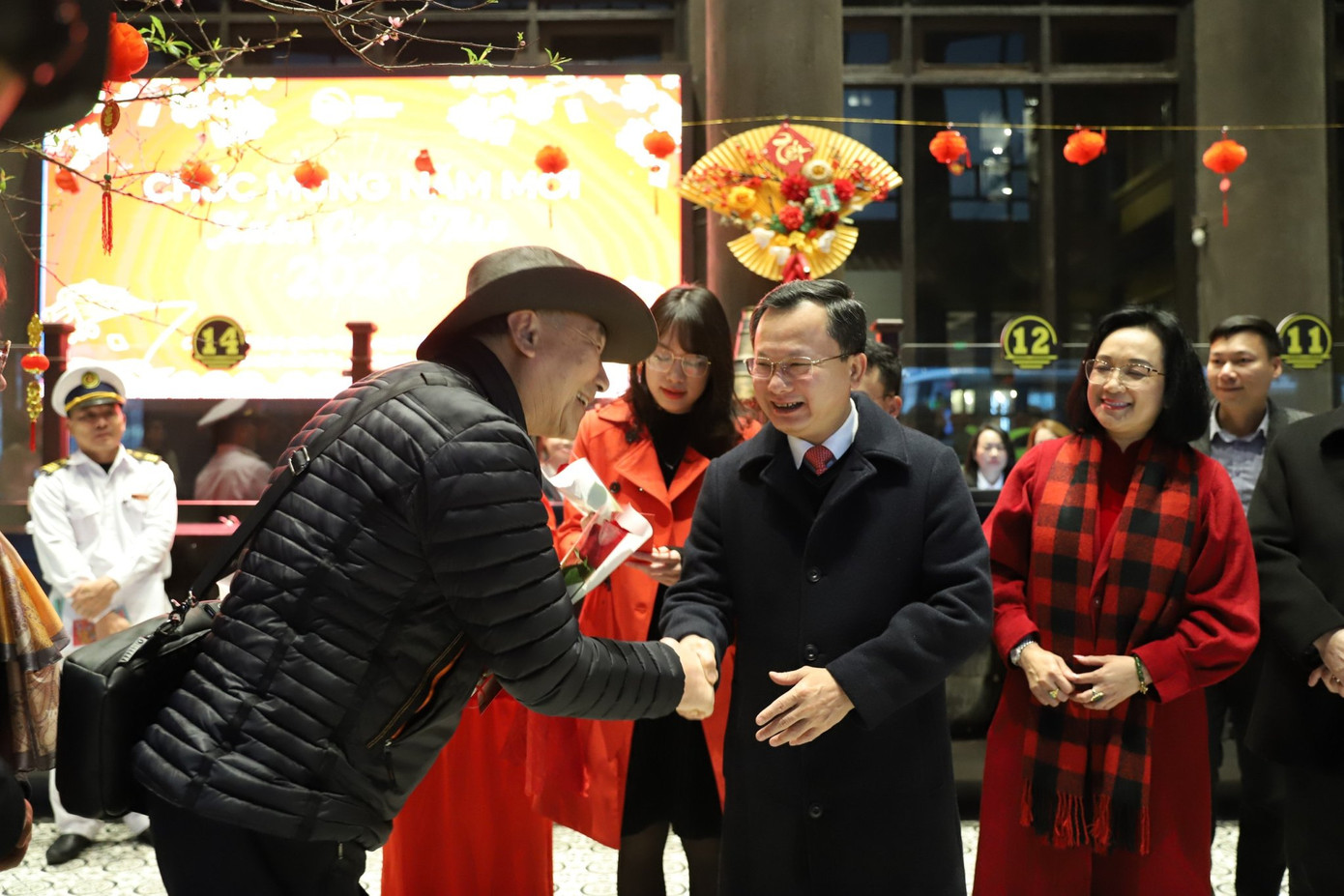 Chủ tịch UBND tỉnh Quảng Ninh - ông Cao Tường Huy - đón khách đến “xông đất”.