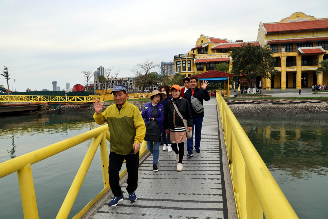 Những vị khách đầu tiên xông đất vịnh Hạ Long năm Giáp Thìn 2024.