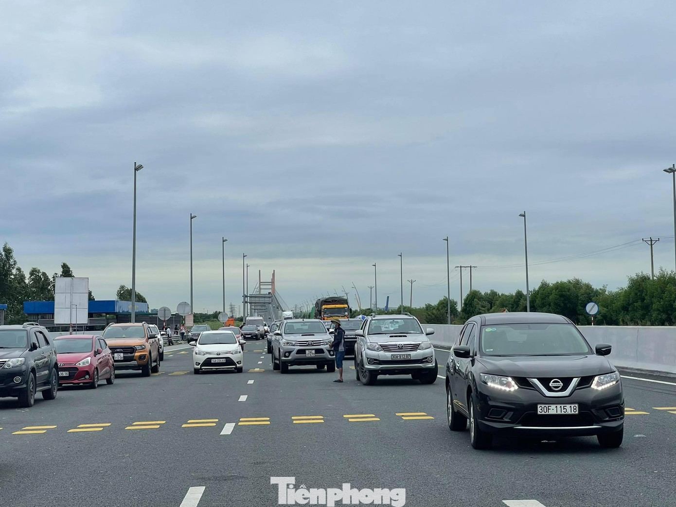 Theo cán bộ trực tại chốt cầu Bạch Đằng (thị xã Quảng Yên), sau khi dỡ bỏ quy định tiêm đủ 2 mũi và giấy xét nghiệp PCR âm tính mới được ra vào tỉnh Quảng Ninh, lưu lượng phương tiện và người dân khai báo y tế tại chốt này đã tăng đột biến. Theo cán bộ trực tại chốt cầu Bạch Đằng (thị xã Quảng Yên), sau khi dỡ bỏ quy định tiêm đủ 2 mũi và giấy xét nghiệp PCR âm tính mới được ra vào tỉnh Quảng Ninh, lưu lượng phương tiện và người dân khai báo y tế tại chốt này đã tăng đột biến.