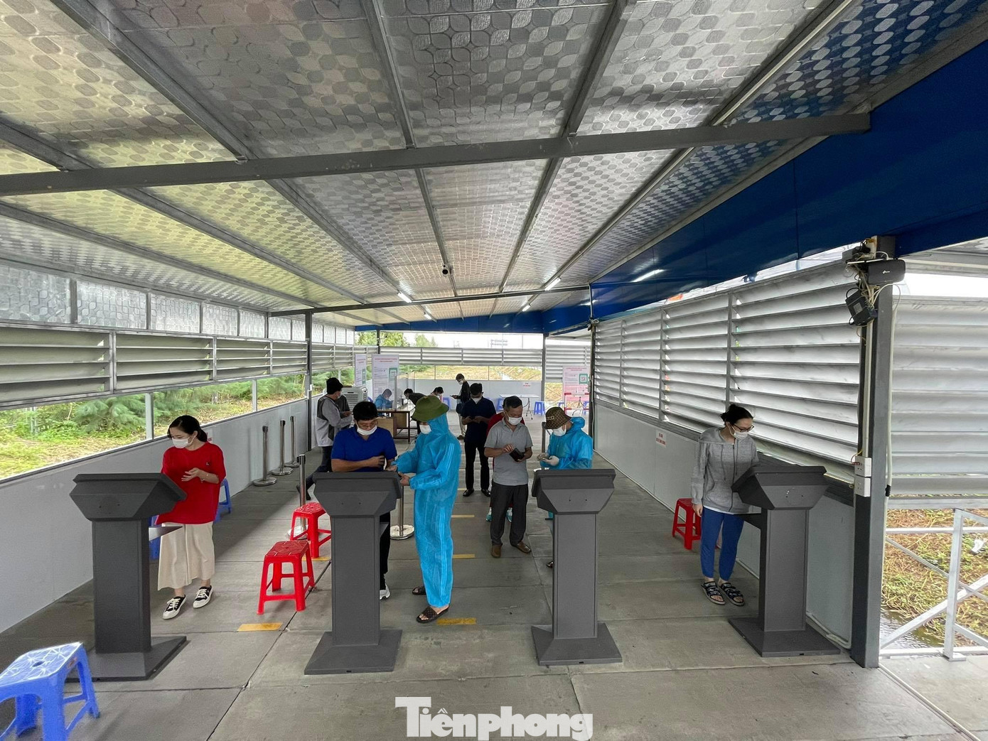 Hệ thống máy kiểm soát tự động từ khi đi vào hoạt động đã tạo điều kiện thuận lợi cho người dân trong việc khai báo thông tin cá nhân tại chốt kiểm soát. Hệ thống máy kiểm soát tự động từ khi đi vào hoạt động đã tạo điều kiện thuận lợi cho người dân trong việc khai báo thông tin cá nhân tại chốt kiểm soát.