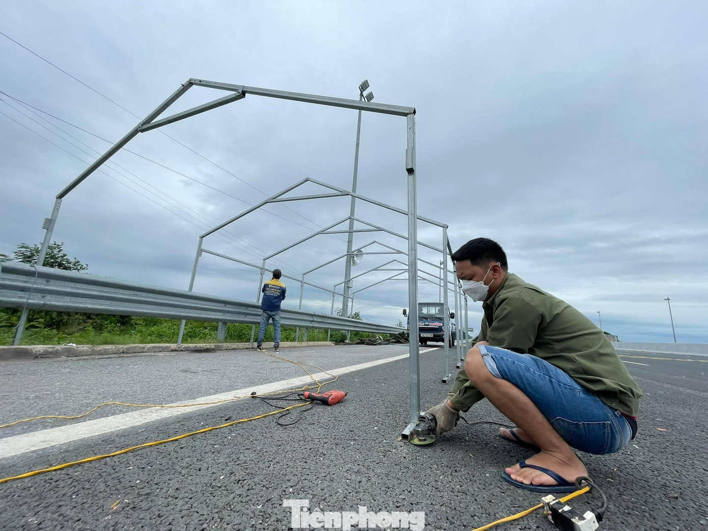 Chốt kiểm soát người ra khỏi tỉnh cũng đã được dỡ bỏ. Chốt kiểm soát người ra khỏi tỉnh cũng đã được dỡ bỏ.