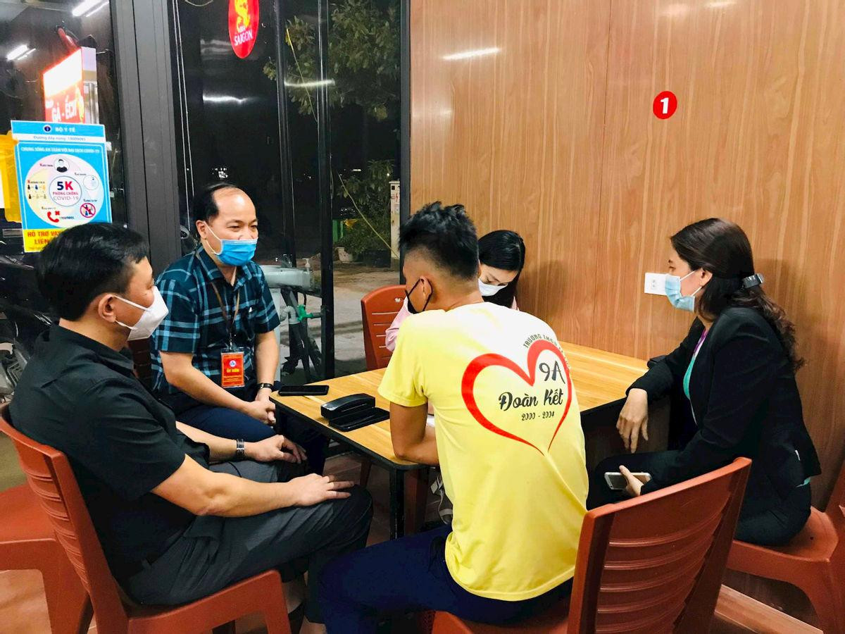 Đoàn kiểm tra làm việc tại cơ sở kinh doanh thuộc phường Hoành Bồ.