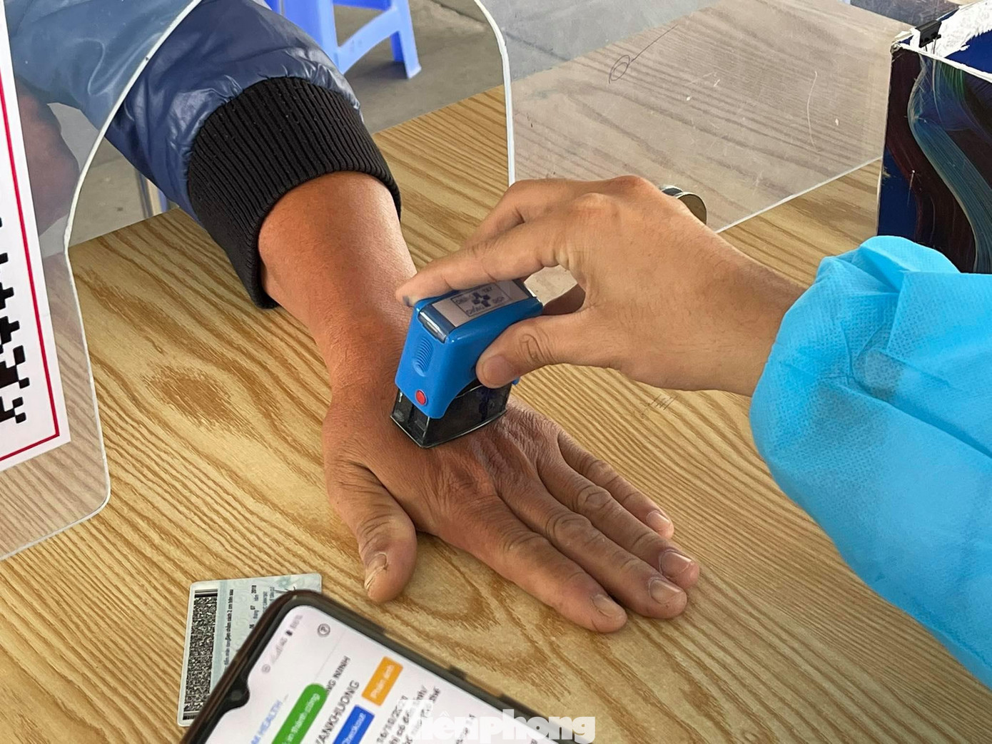 Sau khi hoàn tất các thủ tục khai báo, người dân sẽ được cán bộ đóng dấu an toàn vào tay trước khi vào tỉnh. Sau khi hoàn tất các thủ tục khai báo, người dân sẽ được cán bộ đóng dấu an toàn vào tay trước khi vào tỉnh.