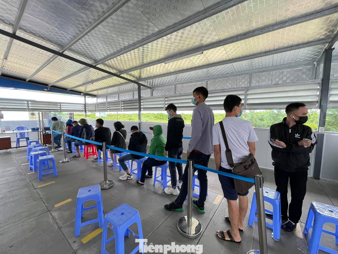 Trong 2 ngày nay, lượng người qua chốt tăng nhưng do các thủ tục đã được rút gọn nên không xảy ra tình trạng ùn tắc. Trong 2 ngày nay, lượng người qua chốt tăng nhưng do các thủ tục đã được rút gọn nên không xảy ra tình trạng ùn tắc.