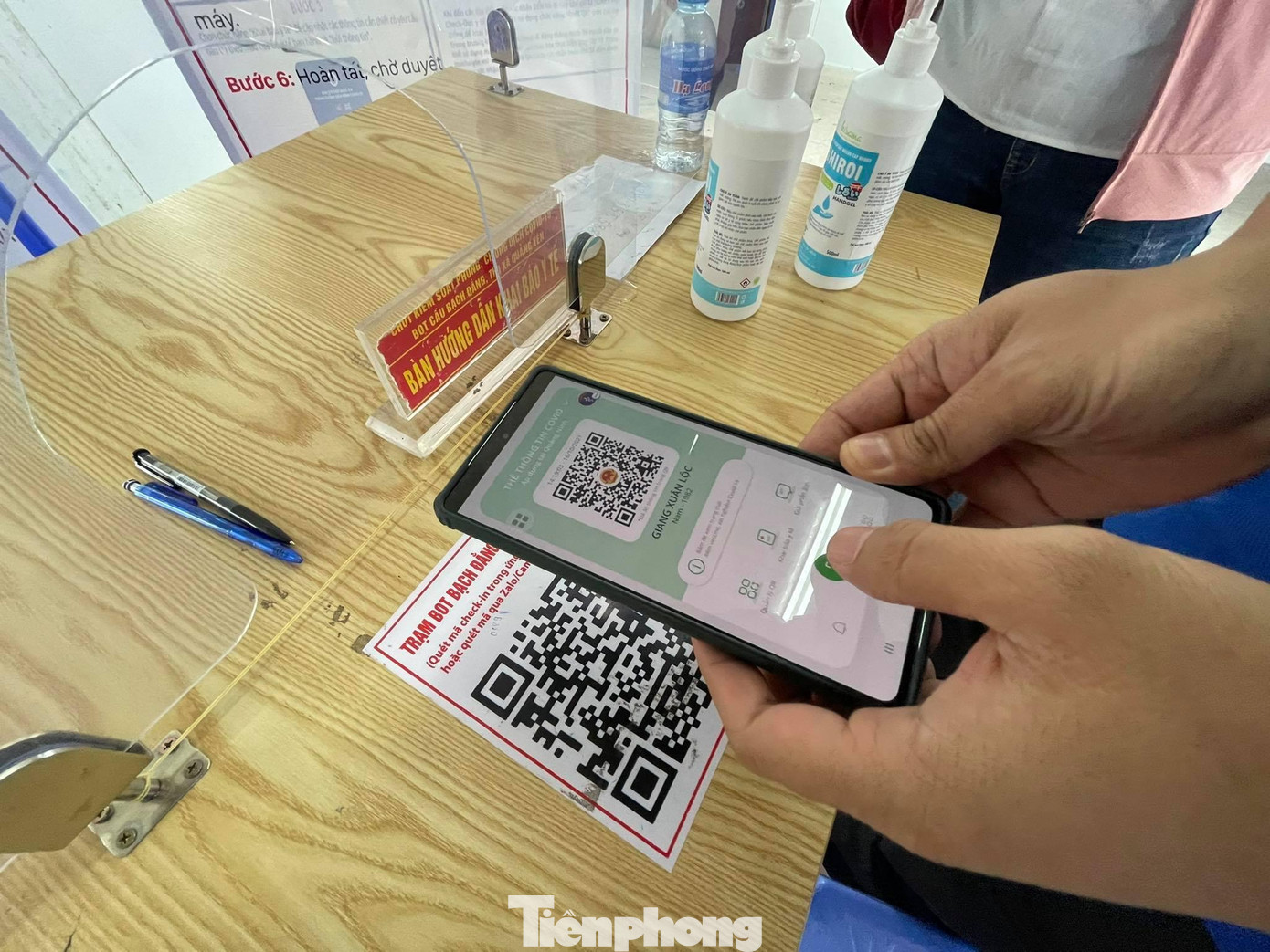 Người dân quét mã QR trên ứng dụng PC COVID trước khi qua chốt. Người dân quét mã QR trên ứng dụng PC COVID trước khi qua chốt.