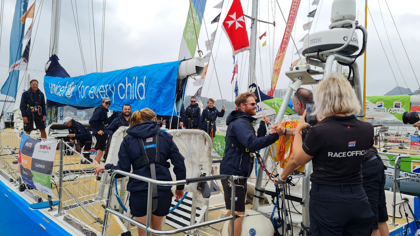 Dan Bodey - thuyền trưởng đội UNICEF bày tỏ: “Thật sự phấn khích khi chúng tôi đã vượt qua chặng đường khá căng thẳng. Vịnh Hạ Long tuyệt đẹp và thật vui khi đến đây”.