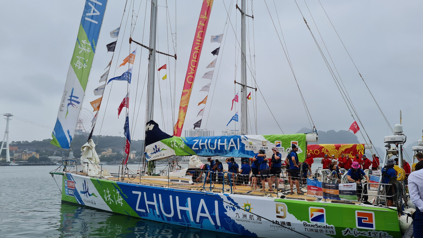 Ban tổ chức Clipper Race cho biết đội đua thuyền đại diện cho Việt Nam mang tên “Ha Long Bay, Viet Nam” đứng thứ 5 trong đoàn thuyền buồm vòng quanh thế giới cũng sẽ cập cảng tàu khách quốc tế Hạ Long trong cùng ngày 18/2.