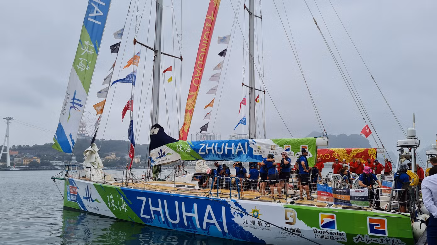 Ban tổ chức Clipper Race cho biết đội đua thuyền đại diện cho Việt Nam mang tên “Ha Long Bay, Viet Nam” đứng thứ 5 trong đoàn thuyền buồm vòng quanh thế giới cũng sẽ cập cảng tàu khách quốc tế Hạ Long trong cùng ngày 18/2.