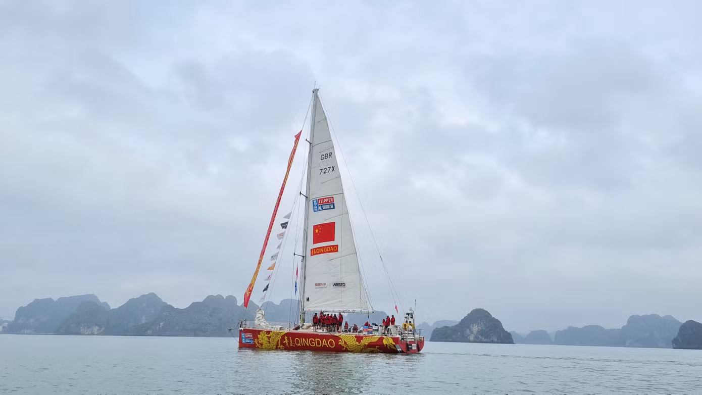 James Finney - thuyền trưởng đội Zhuhai - bày tỏ sự phấn khích khi lần đầu tiên tới Việt Nam và được tới Vịnh Hạ Long nổi tiếng: “Chúng tôi đã trải qua một chặng đường đua dài, thách thức và nắng nóng. Nhưng thật tuyệt vời khi về đích thành công và được các bạn chào đón tại ngay cảng tàu. Chúng tôi đã ăn mừng ngay trên boong tàu và sắp tới hy vọng có nhiều trải nghiệm hơn nữa tại Hạ Long”.