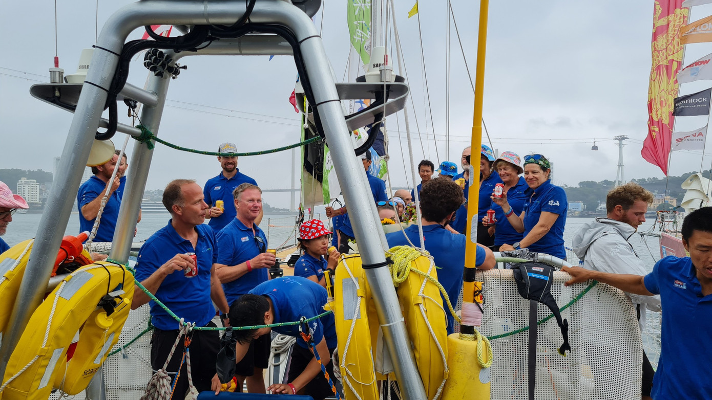 “Các đội luôn bám sát nhau và những quyết định sáng suốt tại những thời điểm then chốt đã giúp chúng tôi bứt phá lên top đầu chặng đua”, thuyền trưởng Henry Hallatt chia sẻ.