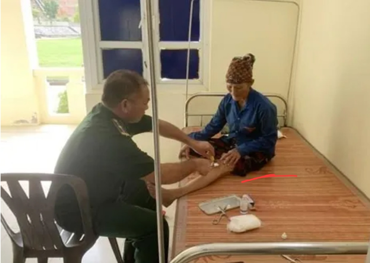 Các chiến sỹ Đồn biên phòng đảo Trần chăm sóc y tế cho các ngư dân gặp nạn.