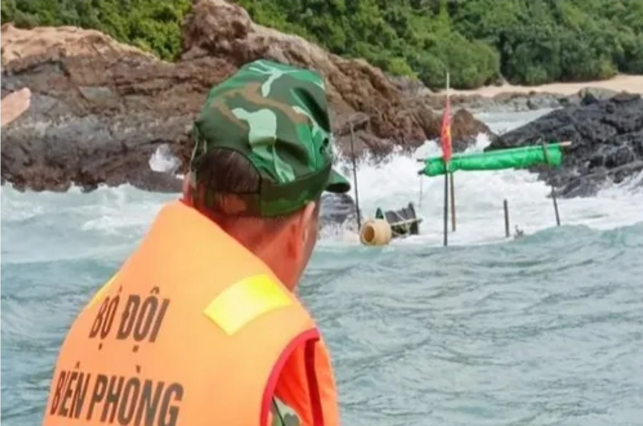 Gió to, sóng lớn đã đánh lật úp chiếc tàu của 3 ngư dân Thanh Hóa.