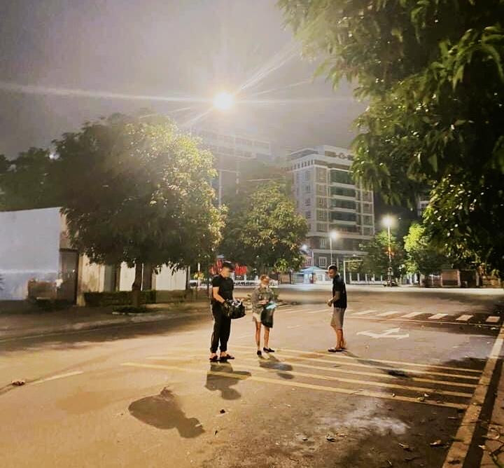 Không kể ngày đêm, người dân Hạ Long có thể hái xoài bất cứ lúc nào.