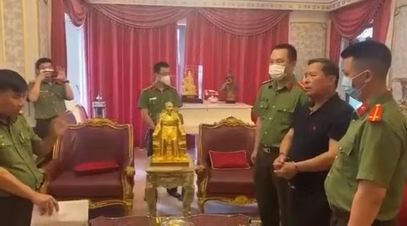 Ông Phạm Hồng Hà, cựu Chủ tịch UBND TP Hạ Long (Quảng Ninh) bị truy tố về tội tham ô tài sản, nhận hối lộ. Ông Phạm Hồng Hà, cựu Chủ tịch UBND TP Hạ Long (Quảng Ninh) bị truy tố về tội tham ô tài sản, nhận hối lộ.
