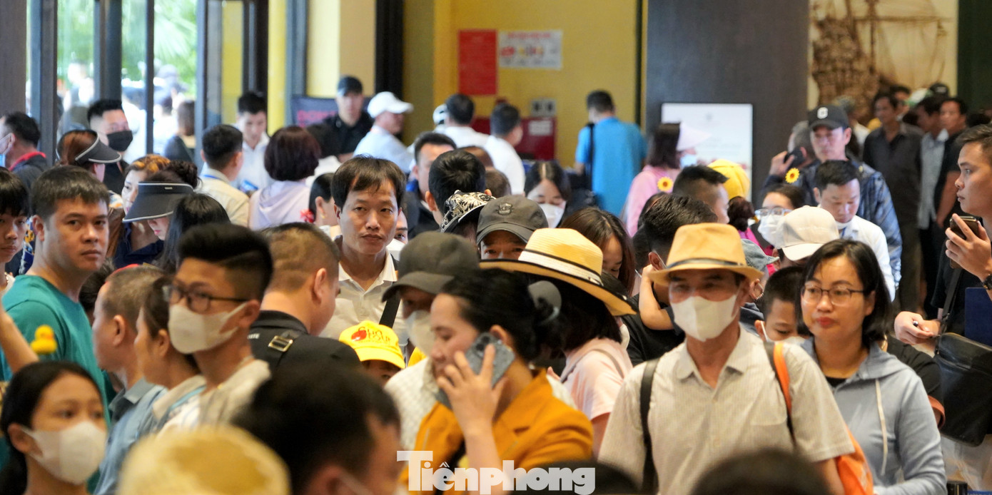 "Năm nay tôi chọn Hạ Long để đưa cả gia đình đi nghỉ lễ vì lâu lắm mới có cơ hội xuống biển. Hơn nữa du lịch Hạ Long rất phát triển, đáp ứng được mọi nhu cầu lứa tuổi trong gia đình", anh H. du khách đến từ Lai Châu nói.