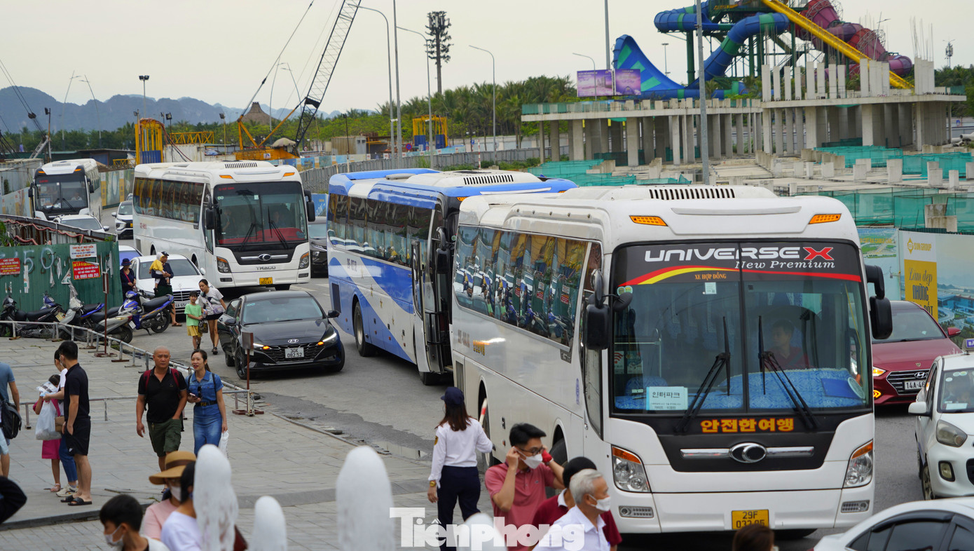 Có mặt tại Cảng tàu khách quốc tế Hạ Long từ sáng sớm, nhiều đoàn xe đến từ các tỉnh nối đuôi nhau trả khách đi thăm vịnh Hạ Long.