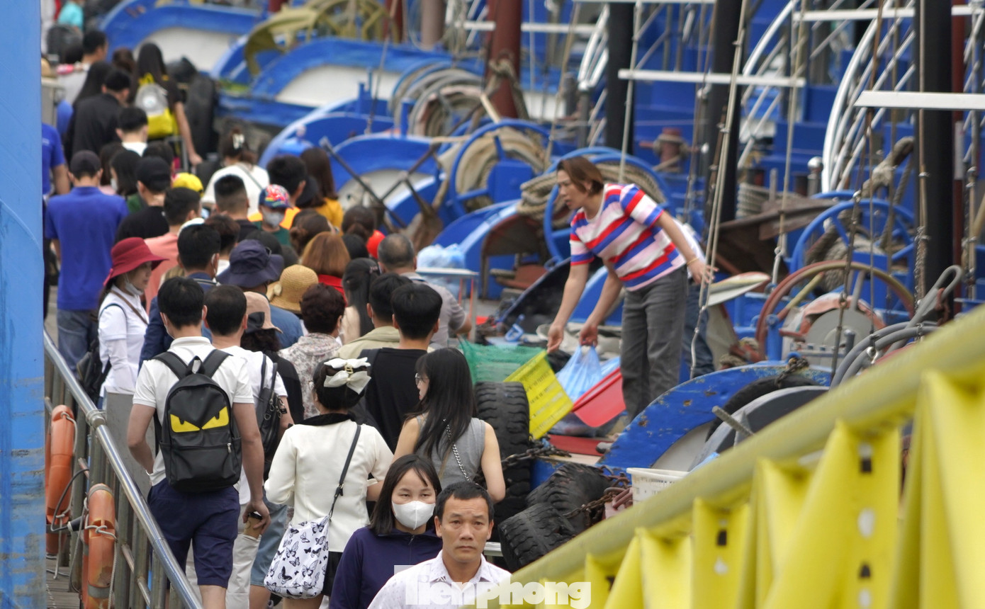 Sau khi mua vé, du khách được nhân viên tàu dẫn ra cầu cảng để xuống tàu tham quan vịnh.