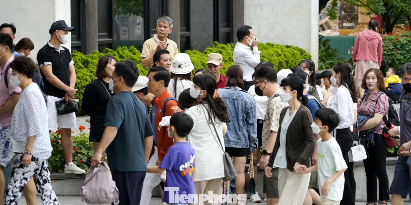 Được chính quyền địa phương khuyến cáo về diễn biến của dịch COVID-19 đang có xu hướng tăng cao nên đa số du khách đều đeo khẩu trang nơi đông người.