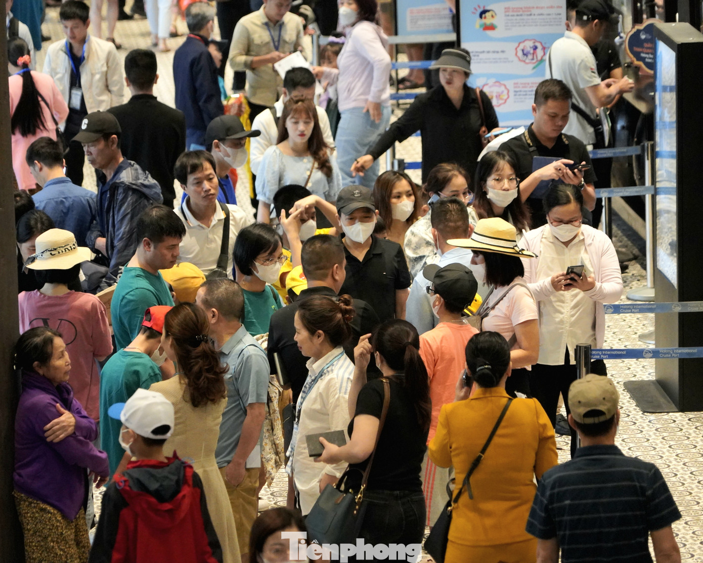 Theo Cảng vụ đường thủy nội địa Quảng Ninh cho biết, những ngày trở lại đây, đơn vị này đã cấp phép cho hàng nghìn lượt tàu du lịch thăm quan vịnh. Dự kiến hôm nay sẽ là một trong những ngày đỉnh điểm đón khách tham quan.